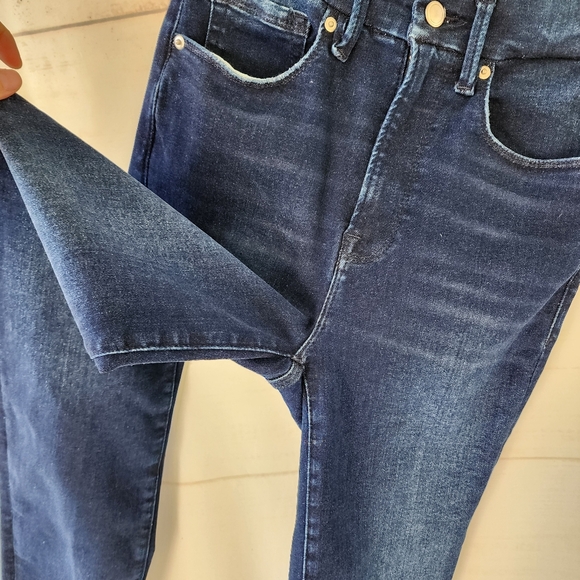 Good American Always Feels Good Classic Slim Straight Jeans - Picture 7 of 13